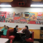 Ben's Chili Bowl - 人種構成は本店より多様です。