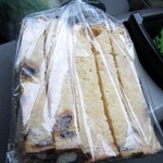 ハカタショクパンヤ - 食パンだけかと思ってたらラスク２００円があったから購入、でも北九州に着く前に食べちゃいました
