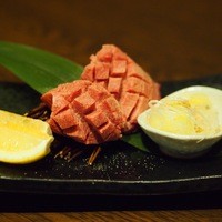 焼肉の龍園 小倉本店 - 分厚いなっ！九州黒毛和牛極上厚切りタン塩