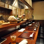 ふじ原 - カウンター数席、テーブル席2つだけ