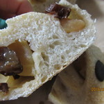 ささのはパン - ふじりんごとレーズンパン、カット！