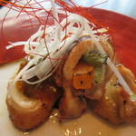 ダイナミックキッチン＆バー 燦 - 鶏の蕗射込み炙り焼き～焼葱味噌ソース～、アップ！