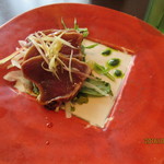 ダイナミックキッチン＆バー 燦 - 鰹のタタキと早摘み野菜のサラダ仕立て～春菊オイル～