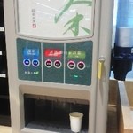 パリ クロアッサン - 隣のイートインコーナーの無料のお茶の機械