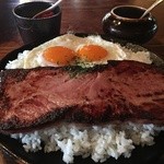 ショルダーベーコンエッグカレー(1600円税込)