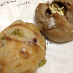 ゴントラン シェリエ - 桜とウグイス豆のプチパンと桜葉とクリームチーズのプチカンパーニュバナーヌ