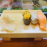 中鮨 - サーモン、ツブ貝、ウニ