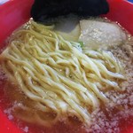 牟岐５５ラーメン - 多加水の縮れ平打ち麺