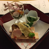 日本料理 花城 - 春野菜のお浸し。何の野菜か説明はなく、うるいのようなさっぱりした葉物。薄味。
                ずわい蟹じゅれ、百合根桜花寄せ、竹の子山椒天麩羅、稚鮎味噌田楽、煮穴子小袖寿司、天豆蜜煮。
                どれも柔らかな味付けで美味。