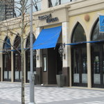 Lebanese Taverna - 外観も本店と雰囲気が違いますね