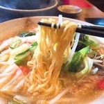 越後秘蔵麺　無尽蔵  - 野菜塩らーめん細麺リフト
