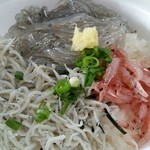 田子の浦港 漁協食堂 - 生しらす、生桜エビ、釜揚げしらすの三色丼。