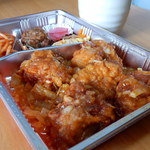 肉のくまき - ソースのかかった唐揚げのお弁当