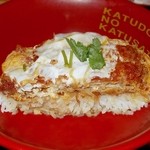 Katsusato - 【ご飯とのバランスがわかるよ～に断面写真を…】浅目の器なので「広がり系」…丼つゆを多くしなくても衣に濃い目のつゆを染み込ませる事で事足りるという個人的には好ましいメリットがあります