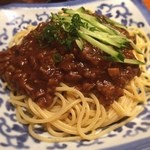 Kusunoki - 先週、久々にくすの木にお邪魔。締めにおらんだおにぎりをと思ったらご飯切れ。
                        あまりに憔悴していたら作ってくれました！超裏メニュー「けいいちろうのジャージャースパゲティ」
                        ウメェ〜！
                        