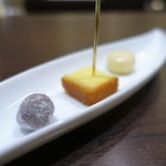 Desserts La Flamme Bleue - ヘーゼルナッツのチョコレートかけ
                        バニラのパウンドケーキ
                        レモンのマカロン
                      