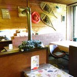ぼーしや - 壁には帽子、かんじき、ｽﾄｰﾌﾞの煙突。