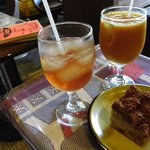 ぼーしや - 料理写真:奥からあんずｼﾞｭｰｽ、ﾙﾊﾞｰﾌﾞｼﾞｭｰｽ、ﾙﾊﾞｰﾌﾞのｹｰｷ。