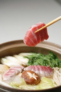 Yoshi Ume - 江戸名物ねぎま鍋。香り豊かなかつおだしとマグロが美味