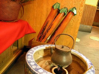 Yoshi Ume - 入り口脇には古い火鉢。寒い時期には炭を入れます。