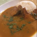 エパレット - パクチーもりもり。カレーのベースが玉ねぎとトマトのペーストでとろみがあってモジャ。ボラは揚げ炒めしてから入れられている