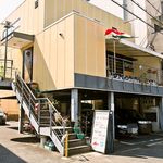 ラ・カーサ - お店 外観（1Fは駐車場、2Fと3Fが店舗です）