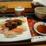 Sushidokoro Uotoku - ミニサラダ、茶碗蒸し、お吸い物が付いています。