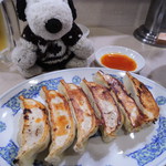 元祖 札幌や - もちろん看板メニューの餃子も注文！！店内全員が食べてる大人気メニュー。皮がもっちり、具材の野菜とひき肉の割合が絶妙～♪野菜のシャキシャキ感がある餃子が好きなので、まさにボキ的にはビンゴの餃子です。