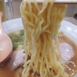 スープはとんこつ醤油っぽいです。
          できれば昔ながらの透き通った醤油スープが希望だけど、
          これはこれで美味しいです！
          味噌、醤油と制覇したので次に来るときは塩が食べたいな。