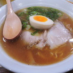 ラーメンは味噌、塩、醤油の3種類あって、
          前回は味噌を食べたので、今回は醤油にしてみました。
          チャーシュー、玉子、ネギ、メンマのトッピングだよ。