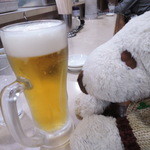 前回は満席で入店するまで20分ほど待ったけど、
          今回は待たずに入れてラッキー♪でもボキらが入店直後は
          続々お客さんが来店してあっという間に満席だったよ。
          早速、ビールを注文するボキ。