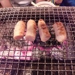 炭火焼肉 國 - 自家製ソーセージ600円で６本。うち先に四本焼きました。残り２本は女将さんが断り無しに網にのせがっかり