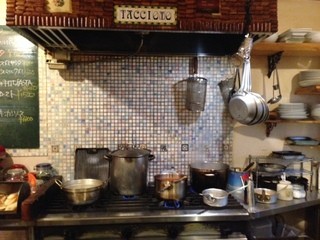 バール タッチョモ - 目の前で調理が見れるオープンキッチン
