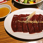 焼肉 ジャンボ - レバ刺（ごま油＋塩）