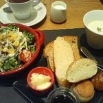 コート・ド・ルージュ カフェ × ドミニク・サブロン  - サラダ+ポタージュ+パン盛り合わせ