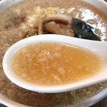 醤油らーめん大盛のスープ
