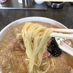 醤油らーめん大盛の麺