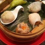 海老蒸し餃子、ニラ餃子、ショウロンポウ、香港海老シュウマイ、黄ニラと海老の餃子