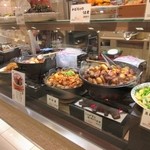 お惣菜のまつおか - この日は博多駅でランチをいただいたんで駐車場に戻る前に博多阪急で夕食のお惣菜のお買い物です。
