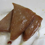 お惣菜のまつおか - 生芋こんにゃく１００ｇ３４６円、群馬県産の生芋を使用したじんわりと中まで味のしみ込んだコンニャクです。
