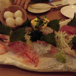 刺身盛り5種＋左上のおにぎりは手巻きに。