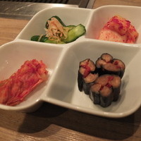 焼肉うしごろ 西麻布本店 - キムチ盛り合わせ
