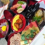 ・赤飯・お造り・香物・煮物・吸物・鯛の頭焼き・他飾り付け