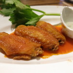 スパイシーバッファローウィング　ブルーチーズディップとセロリスティック