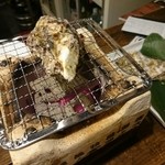 愛媛大衆酒場 エビス - 牡蠣(^o^)お兄さんが目の前でいいかんじに焼いてくれました！七輪でゆっくりやくのがたまりません・・・