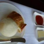 ルアン 神戸迎賓館 - パン２種。トマトソースとバター