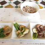 アートキッチン神戸 - ローストビーフと菜の花ソース、チキンとバジルソース、アジのフライと菜の花、十六穀米
            