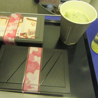 日本料理 幸庵 - パッケージ、カップ入り味噌汁、白ワイン。