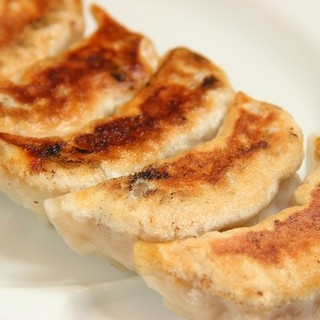 Big and juicy! Cheap and delicious! Must-try signature dish “Yaki Gyoza / Dumpling ”★