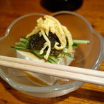 Yoshimura - お通しは胡麻油で和えた奴豆腐、何気に風味よし